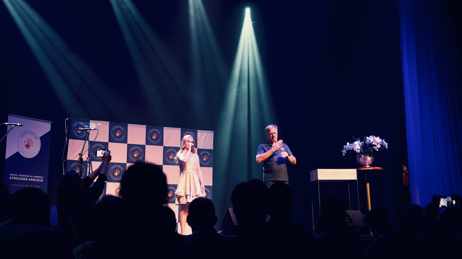Skare wat die LIG – Love In Community-konsert geniet